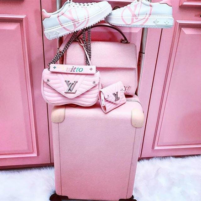 Ngọc Trinh đẹp không góc chết khi chọn màu hồng baby ảnh 10 Set đồ sân bay đồng màu mà chân dài bảo rằng: “thế mới chất”.