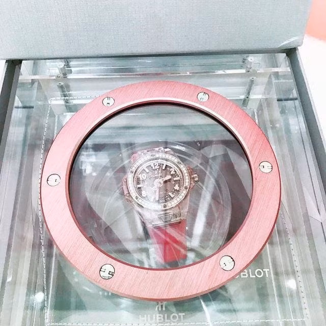 Ngoài ra, chân dài cũng sở hữu rất nhiều phụ kiện đắt giá mang tông nữ tính này, đơn cử như đồng hồ Hublot…