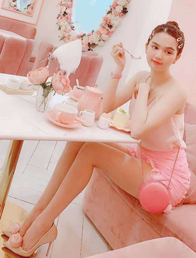 Ngọc Trinh đẹp không góc chết khi chọn màu hồng baby ảnh 7 Thật sự, ai e dè màu hồng thì chẳng biết, chứ khi ngắm Trinh thế này, mọi người đều gật gù khen xinh.
