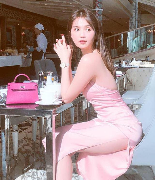Ngọc Trinh đẹp không góc chết khi chọn màu hồng baby ảnh 5 Trước đó, chân dài cũng từng diện màu hồng rất nhiều lần.