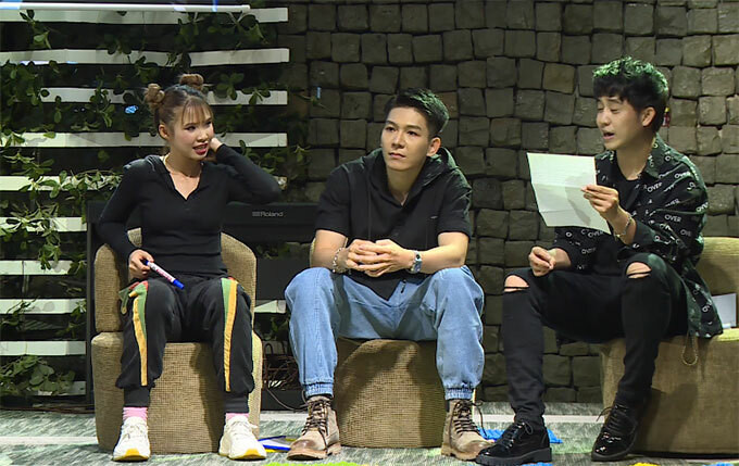 Ngoài tiết lộ về cuộc sống hôn nhân, Kelvin Khánh - Khởi My trở thành "chuyên gia tâm lý - tình cảm" khi giải đáp khúc mắc của khán giả trẻ. Một bạn học sinh tên Ancho biết thích một bạn cùng trường nhưng cả hai đều chưa ngỏ lời với nhau. Tuy nhiên, bạn trai đó lại nói cho tất cả bạn bè trong lớp biết mìnhthích Annên mỗi lần đi qua lớp của anh chàng, cô đều bị trêu ghẹo. Hiện tại, An không biết nên làm gì? Kelvin Khánh - Khởi My khuấy động Fan Meeting tại Hà Nội - 5