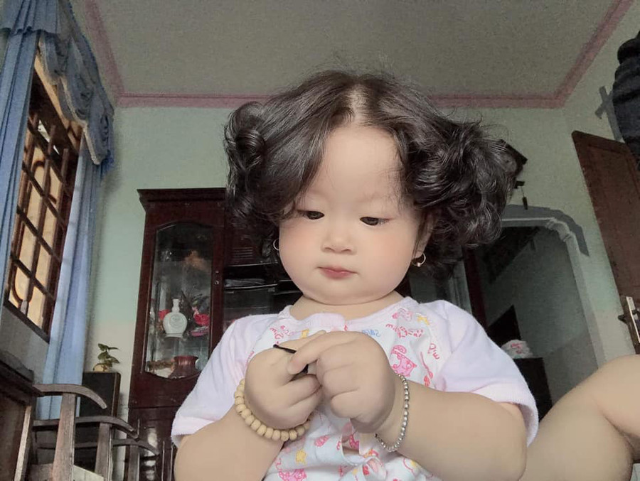 Em bé sở hữu mái tóc xoăn bồng bềnh, ai nhìn thấy cũng muốn sinh ngay 1 cô công chúa ảnh 6 Em bé sở hữu mái tóc xoăn bồng bềnh, ai nhìn thấy cũng muốn sinh ngay 1 cô công chúa ảnh 6