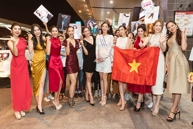 Đông đảo người hâm mộ và dàn người đẹp đến tiễn hoa hậu Lương Thùy Linh. Đông đảo người hâm mộ và dàn người đẹp đến tiễn hoa hậu Lương Thùy Linh.