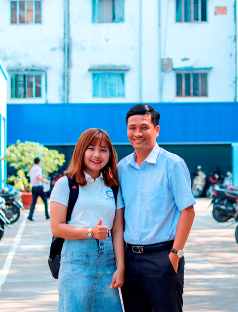 Thúy Diễm và TS Nguyễn Vũ Quỳnh- Phó hiệu trưởng Trường ĐH Lạc Hồng.