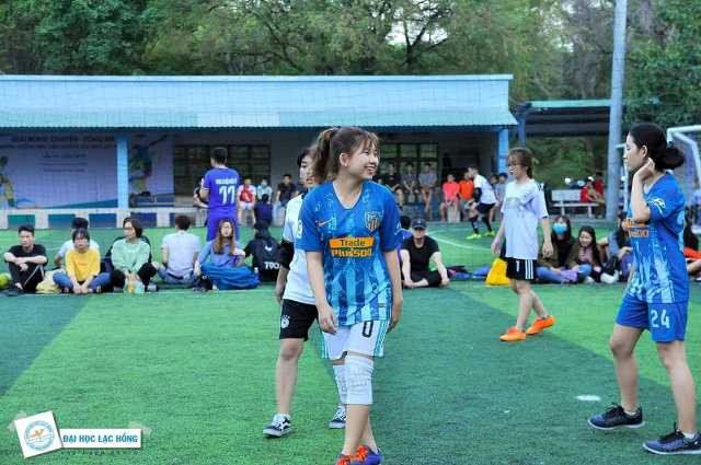 Thúy Diễm trong một hoạt động thể thao tại trường mà em tham gia.