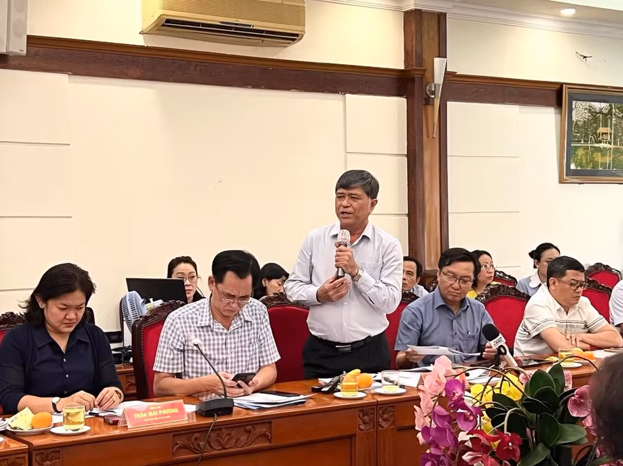 Ông Nguyễn Văn Hiếu, Giám đốc Sở GD&amp;ĐT TPHCM trao đổi thông tin tại buổi làm việc.