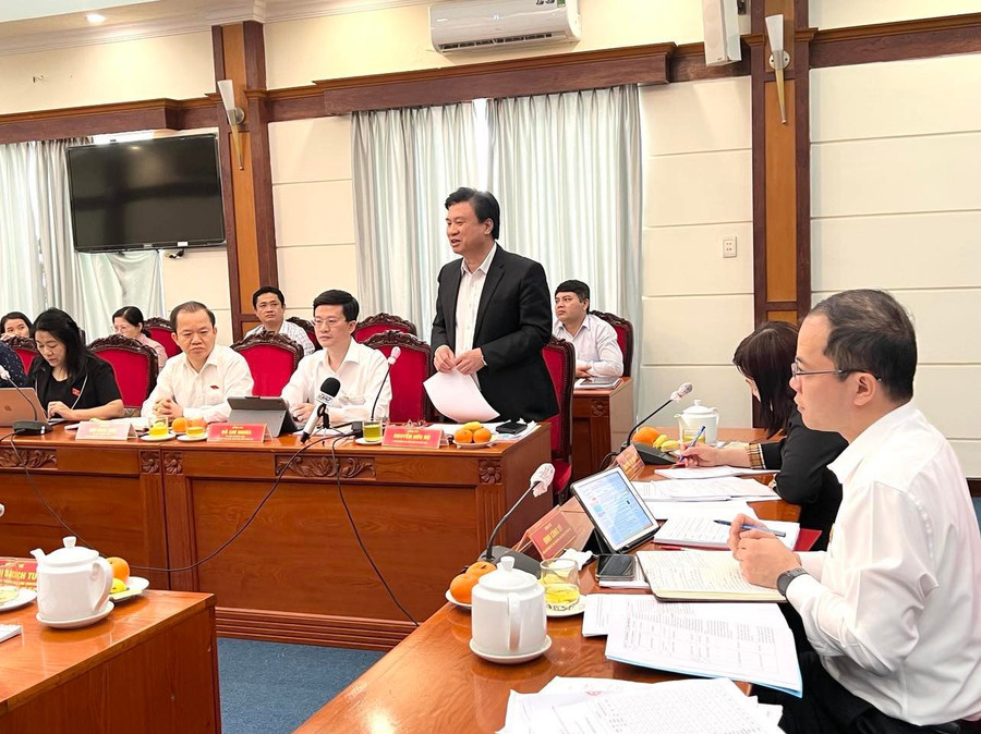 Thứ trưởng Bộ GD&ĐT Nguyễn Hữu Độ nắm thông tin, ghi nhận những vấn đề khó khăn của TPHCM. Thứ trưởng Bộ GD&ĐT Nguyễn Hữu Độ nắm thông tin, ghi nhận những vấn đề khó khăn của TPHCM.