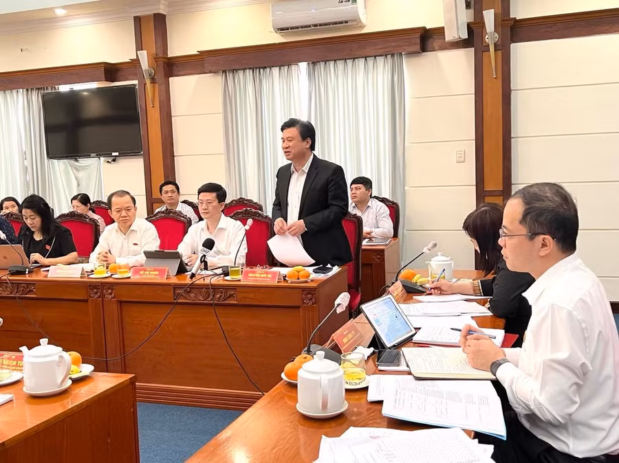 Thứ trưởng Bộ GD&amp;ĐT Nguyễn Hữu Độ nắm thông tin, ghi nhận những vấn đề khó khăn của TPHCM.