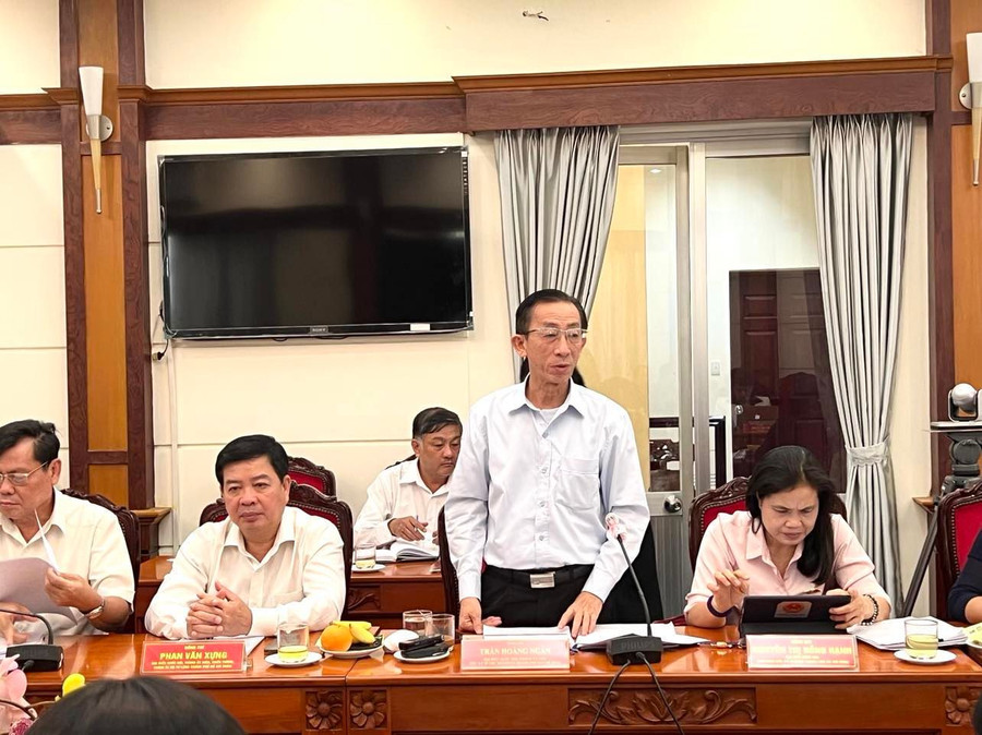 Ông Trần Hoàng Ngân, Đoàn Đại biểu Quốc hội TPHCMtrao đổi thông tin về các giải pháp dự kiến tháo gỡ. Ông Trần Hoàng Ngân, Đoàn Đại biểu Quốc hội TPHCMtrao đổi thông tin về các giải pháp dự kiến tháo gỡ.