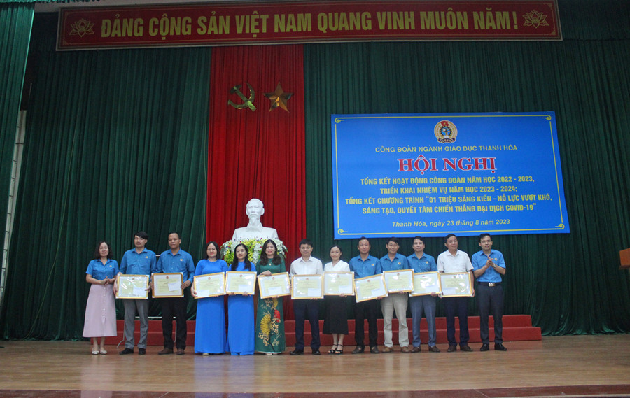 Các tập thể, cá nhân vinh dự nhận Giấy khen của Công đoàn ngành Giáo dục Thanh Hóa. Ảnh: LT.