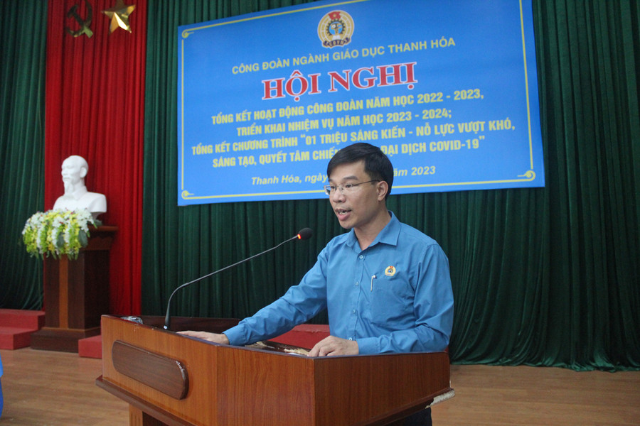 Thầy Trịnh Quốc Phượng, Chủ tịch công đoàn Trường THPT Triệu Sơn 3 trình bày tham luận. Ảnh: LT.