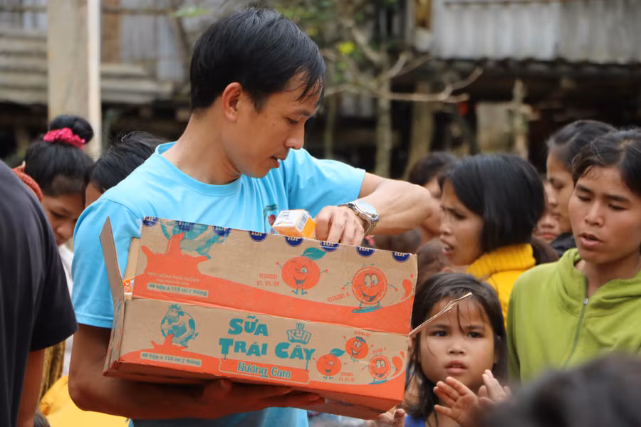 Thầy giáo dành cả thanh xuân ‘làm đường, làm nhà, làm sân trường’ cho trò