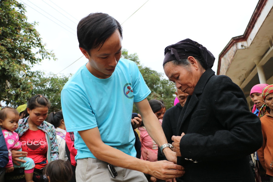 Thầy giáo dành cả thanh xuân ‘làm đường, làm nhà, làm sân trường’ cho trò vùng khó Thầy giáo dành cả thanh xuân ‘làm đường, làm nhà, làm sân trường’ cho trò