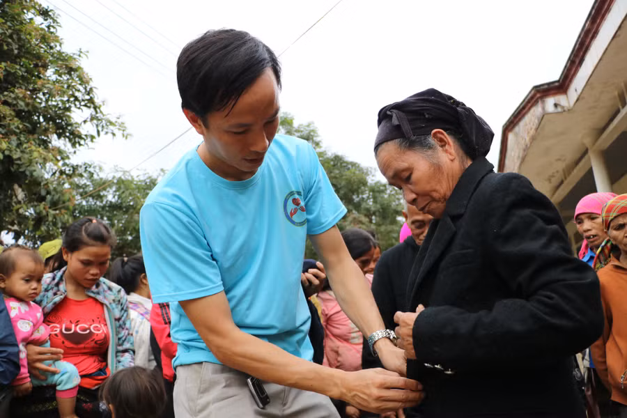 Thầy giáo dành cả thanh xuân ‘làm đường, làm nhà, làm sân trường’ cho trò