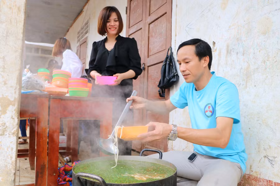 Thầy giáo dành cả thanh xuân ‘làm đường, làm nhà, làm sân trường’ cho trò