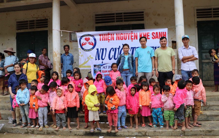 Thầy giáo dành cả thanh xuân ‘làm đường, làm nhà, làm sân trường’ cho trò vùng khó Thầy giáo dành cả thanh xuân ‘làm đường, làm nhà, làm sân trường’ cho trò