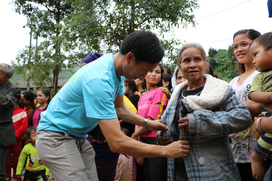 Thầy giáo dành cả thanh xuân ‘làm đường, làm nhà, làm sân trường’ cho trò vùng khó Thầy giáo dành cả thanh xuân ‘làm đường, làm nhà, làm sân trường’ cho trò
