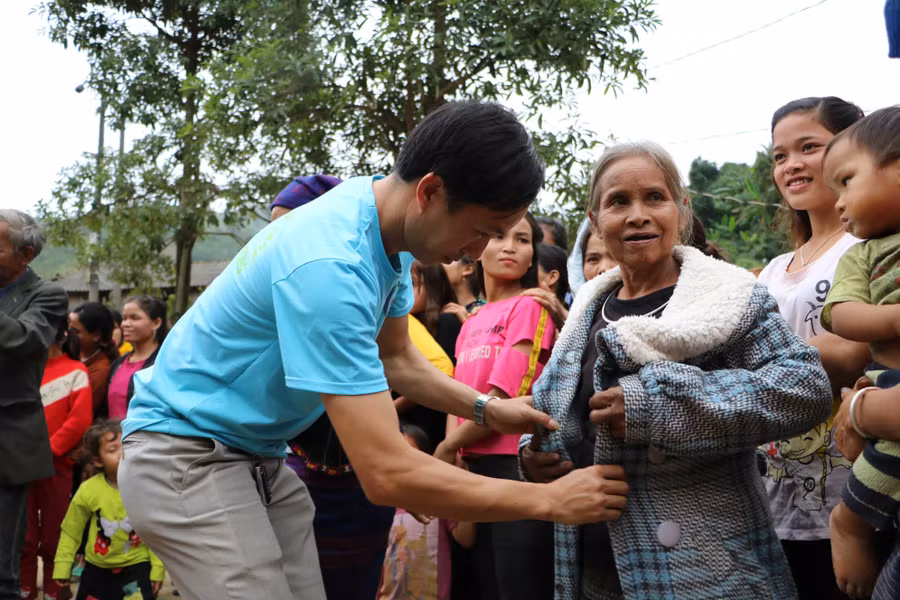 Thầy giáo dành cả thanh xuân ‘làm đường, làm nhà, làm sân trường’ cho trò