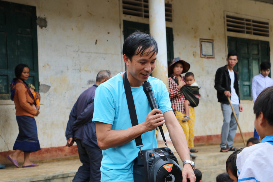 Thầy giáo dành cả thanh xuân ‘làm đường, làm nhà, làm sân trường’ cho trò vùng khó Thầy giáo dành cả thanh xuân ‘làm đường, làm nhà, làm sân trường’ cho trò