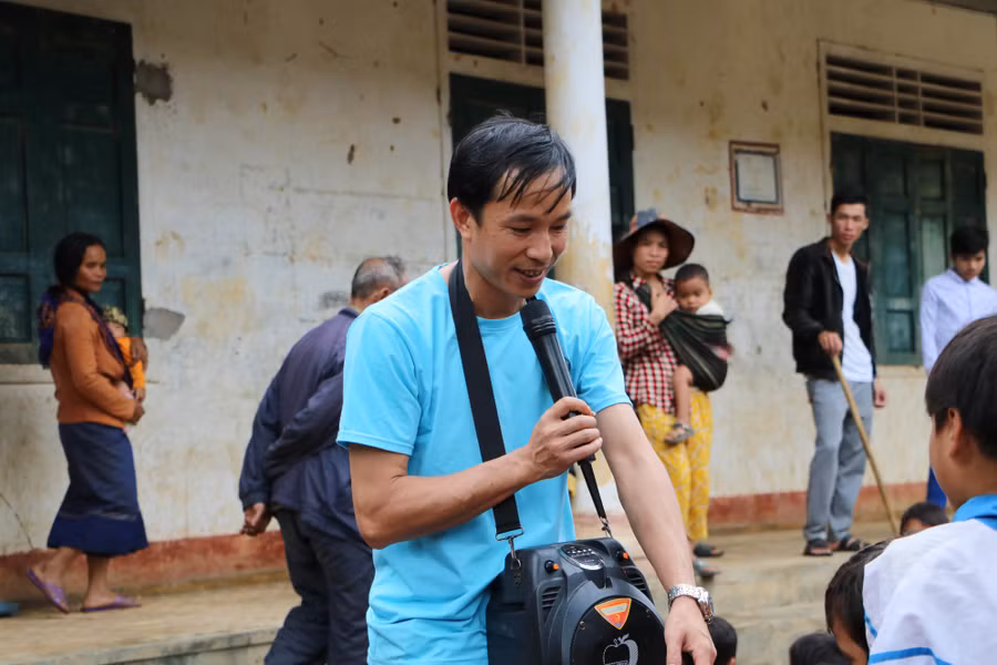 Thầy giáo dành cả thanh xuân ‘làm đường, làm nhà, làm sân trường’ cho trò