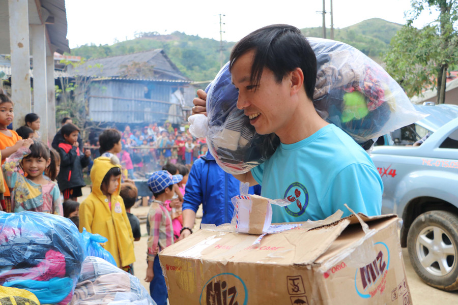 Thầy giáo dành cả thanh xuân ‘làm đường, làm nhà, làm sân trường’ cho trò vùng khó Thầy giáo dành cả thanh xuân ‘làm đường, làm nhà, làm sân trường’ cho trò