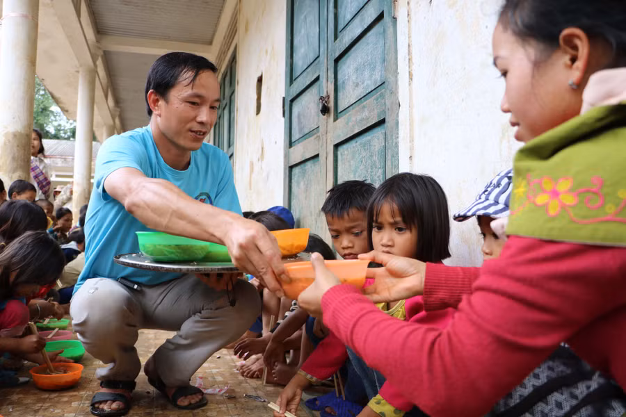 Thầy giáo dành cả thanh xuân ‘làm đường, làm nhà, làm sân trường’ cho trò