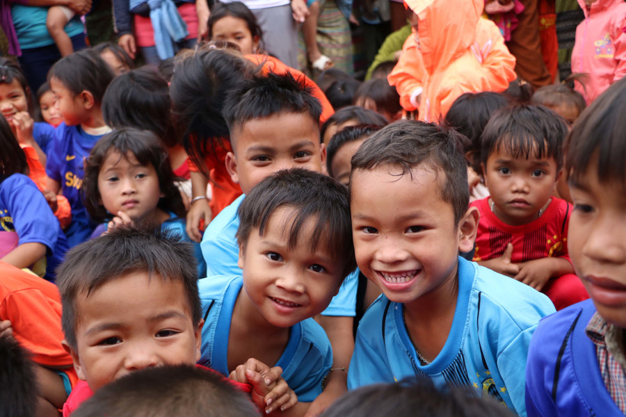 Thầy giáo dành cả thanh xuân ‘làm đường, làm nhà, làm sân trường’ cho trò vùng khó Thầy giáo dành cả thanh xuân ‘làm đường, làm nhà, làm sân trường’ cho trò