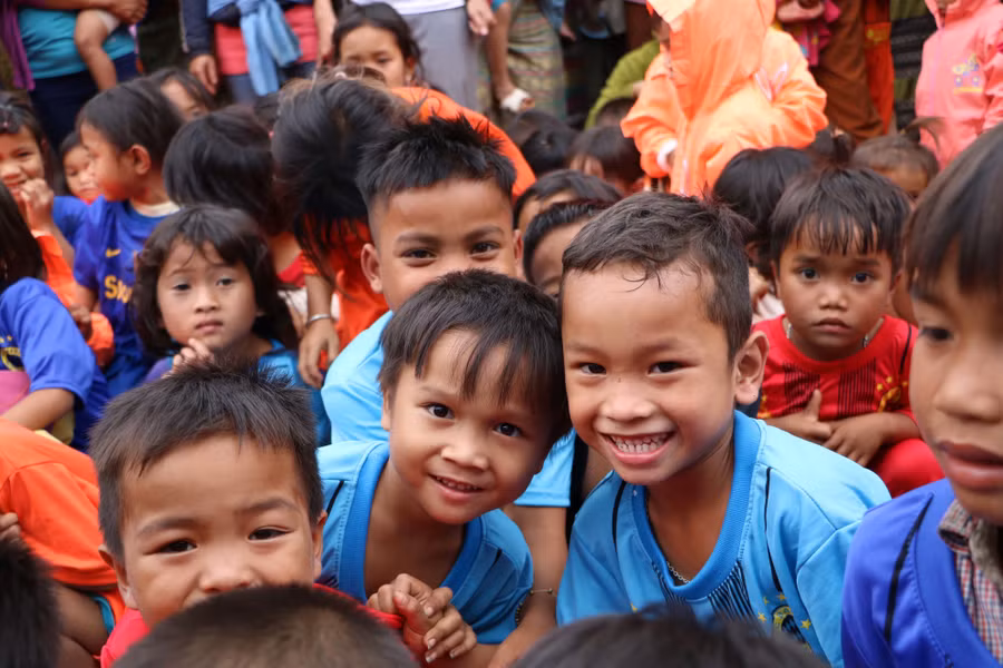 Thầy giáo dành cả thanh xuân ‘làm đường, làm nhà, làm sân trường’ cho trò