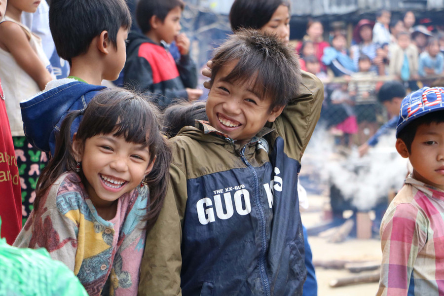 Thầy giáo dành cả thanh xuân ‘làm đường, làm nhà, làm sân trường’ cho trò vùng khó Thầy giáo dành cả thanh xuân ‘làm đường, làm nhà, làm sân trường’ cho trò