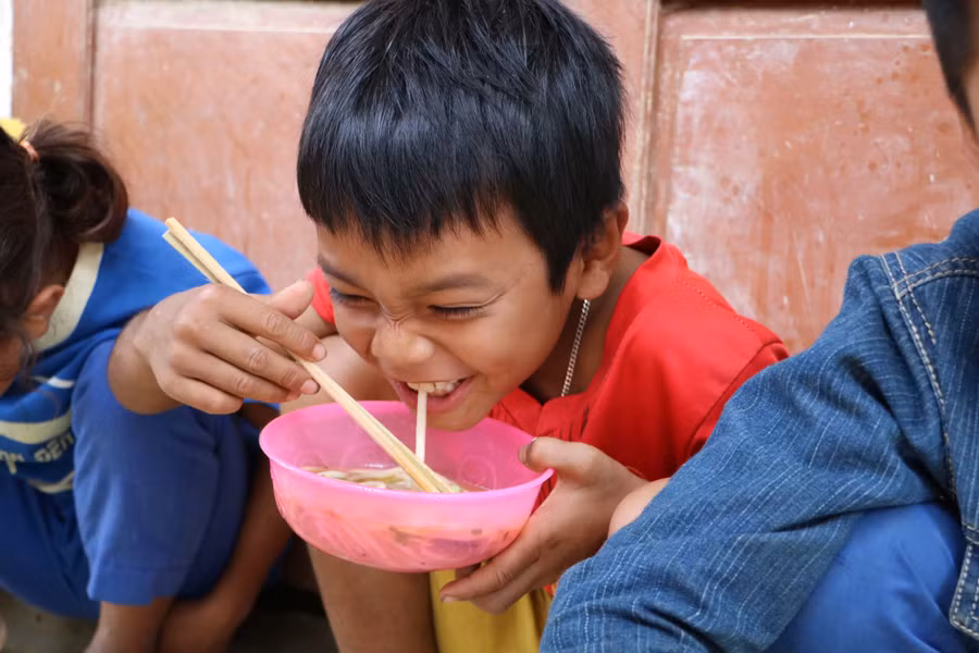 Thầy giáo dành cả thanh xuân ‘làm đường, làm nhà, làm sân trường’ cho trò