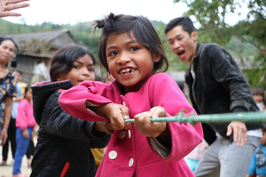 Thầy giáo dành cả thanh xuân ‘làm đường, làm nhà, làm sân trường’ cho trò vùng khó Thầy giáo dành cả thanh xuân ‘làm đường, làm nhà, làm sân trường’ cho trò