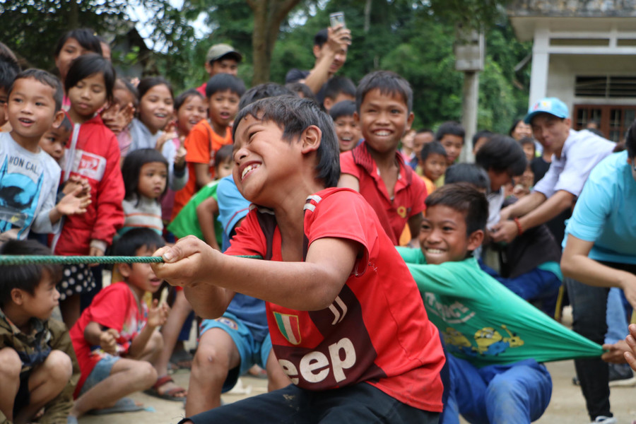 Thầy giáo dành cả thanh xuân ‘làm đường, làm nhà, làm sân trường’ cho trò vùng khó Thầy giáo dành cả thanh xuân ‘làm đường, làm nhà, làm sân trường’ cho trò