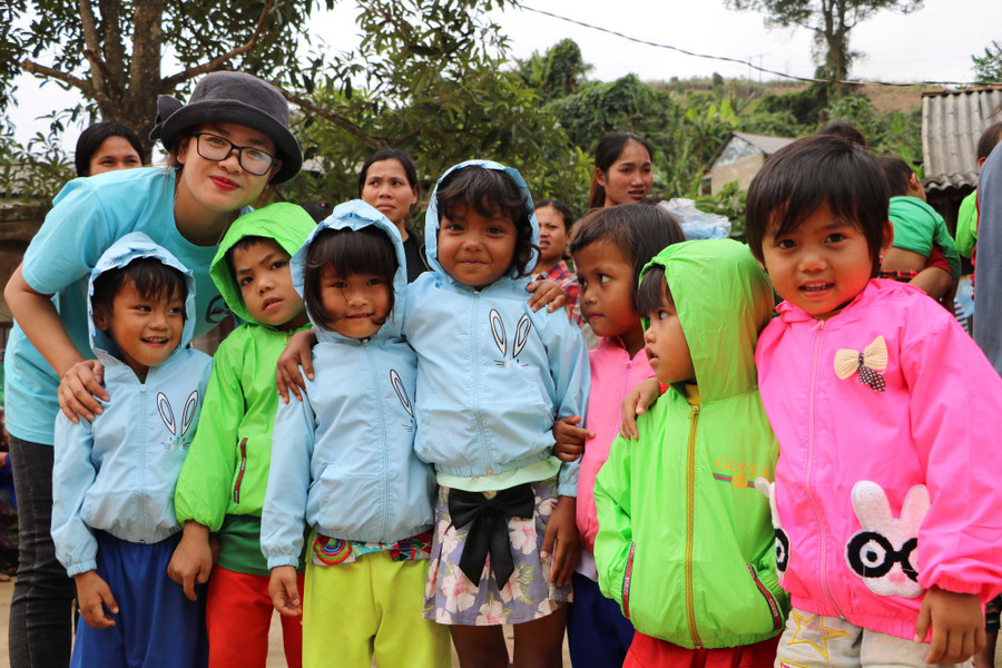 Thầy giáo dành cả thanh xuân ‘làm đường, làm nhà, làm sân trường’ cho trò vùng khó Thầy giáo dành cả thanh xuân ‘làm đường, làm nhà, làm sân trường’ cho trò