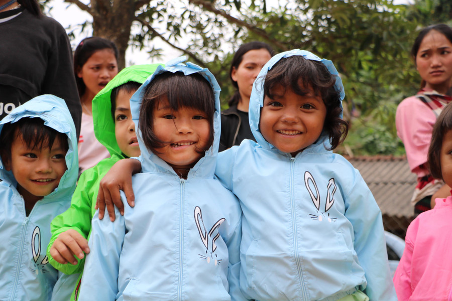 Thầy giáo dành cả thanh xuân ‘làm đường, làm nhà, làm sân trường’ cho trò vùng khó Thầy giáo dành cả thanh xuân ‘làm đường, làm nhà, làm sân trường’ cho trò