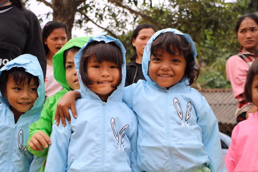 Thầy giáo dành cả thanh xuân ‘làm đường, làm nhà, làm sân trường’ cho trò