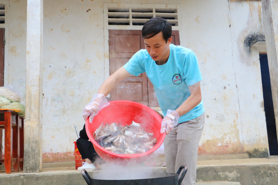 Thầy giáo dành cả thanh xuân ‘làm đường, làm nhà, làm sân trường’ cho trò vùng khó Thầy giáo dành cả thanh xuân ‘làm đường, làm nhà, làm sân trường’ cho trò