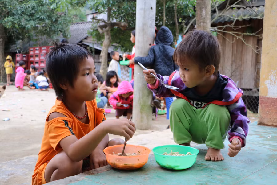 Thầy giáo dành cả thanh xuân ‘làm đường, làm nhà, làm sân trường’ cho trò