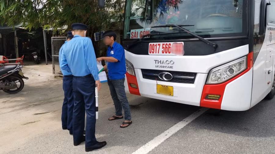 Sở GTVT Quảng Ngãi giao Thanh tra Sở này tăng cường tuần tra, kiểm soát, xử lý nghiêm các hành vi vi phạm về trật tự ATGT, đặc biệt là các trường hợp dừng đỗ, đón trả khách sai quy định.