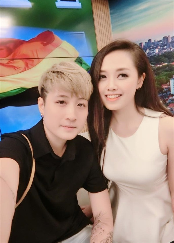chuyen-tinh-cua-mc-dep-nhat-vtv-va-nguoi-yeu-dong-gioi-kem-7-tuoi--giadinhvietnam.com 2 chuyen-tinh-cua-mc-dep-nhat-vtv-va-nguoi-yeu-dong-gioi-kem-7-tuoi--giadinhvietnam.com 2