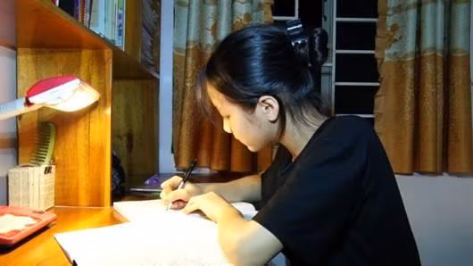 Sau tiếng trống khuyến học ở các làng quê, tất cả học sinh đều ngồi vào bàn học.