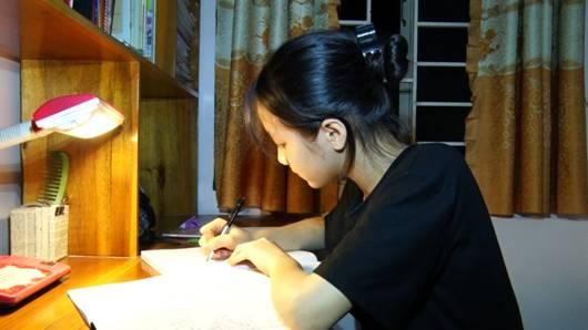 Sau tiếng trống khuyến học ở các làng quê, tất cả học sinh đều ngồi vào bàn học.