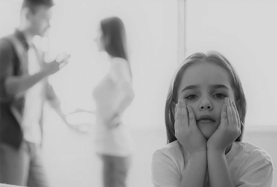 Trẻ em lớn lên trong tình trạng rất tồi tệ nếu chúng chứng kiến những hành vi xấu xí của cha mẹ từ nhỏ. (Ảnh: ITN).