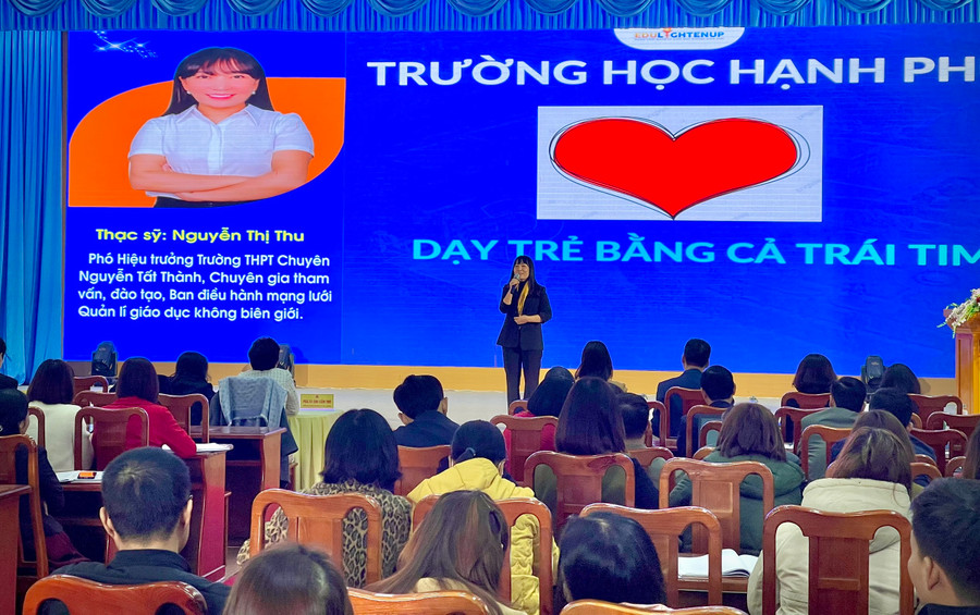 Cô giáo Nguyễn Thị Thu – Phó Hiệu Trưởng Trường THPT Chuyên Nguyễn Tất Thành chia sẻ tại Hội Thảo.