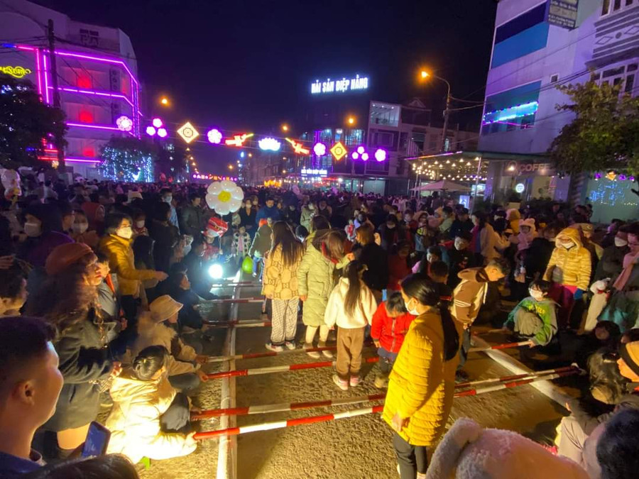 Du khách tham gia nhảy sạp tại phố đi bộ Hoàng Diệu. Du khách tham gia nhảy sạp tại phố đi bộ Hoàng Diệu.