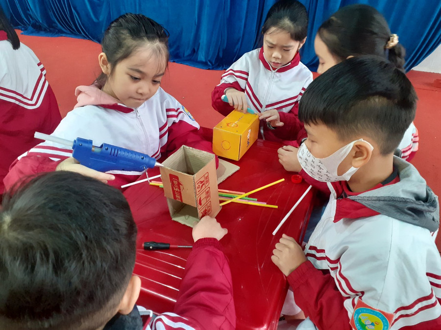 Sáng tạo các sản phẩm STEM từ các nguyên vật liệu tái chế.
