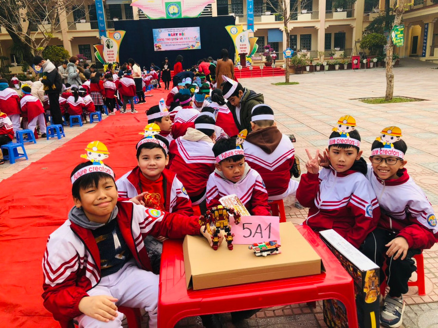 Nhóm học sinh lớp 5A1 với sản phẩm Lego tự lắp ghép.