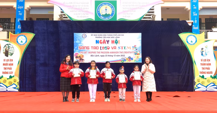 Trao phần thưởng cho các học sinh có sản phẩm Lego và STEM đặc sắc.
