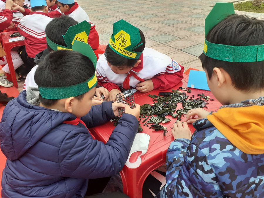 Học sinh được sáng tạo các sản phẩm Lego.