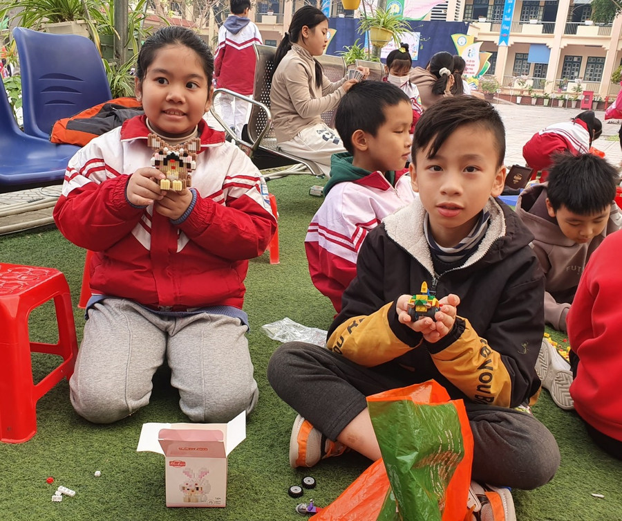 Học sinh khoe những mô hình Lego đã lắp ghép.