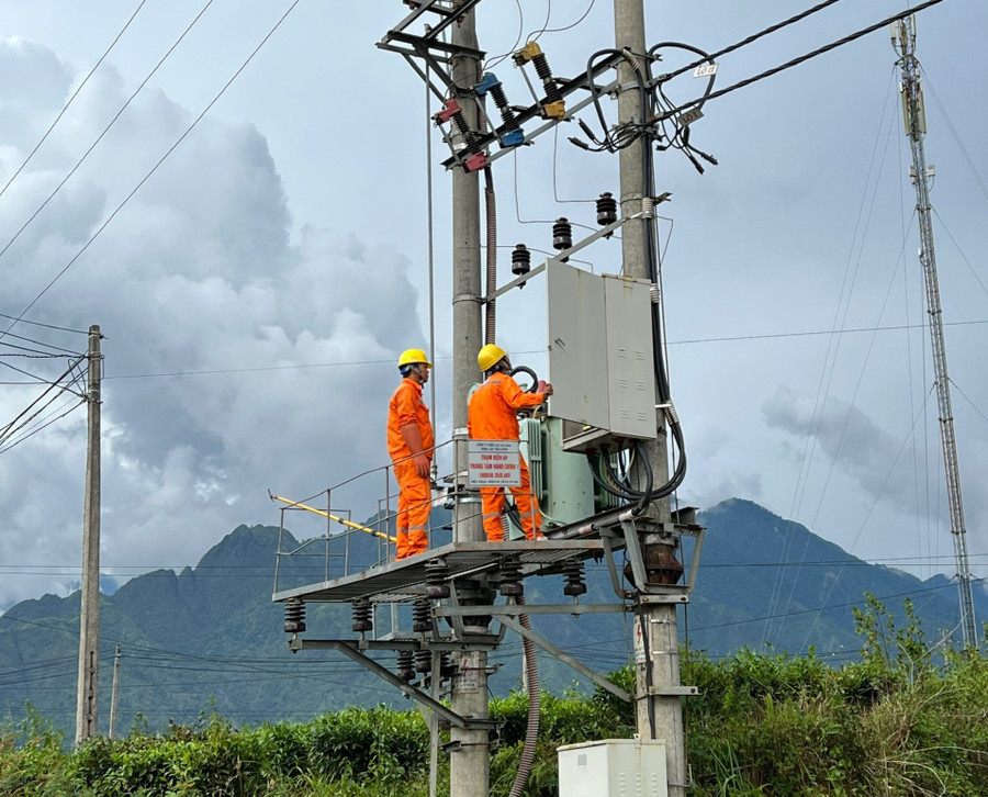 Điện lực Tân Uyên kiểm tra thông số vận hành các trạm biến áp để đảm bảo cấp điện dịp Tết.